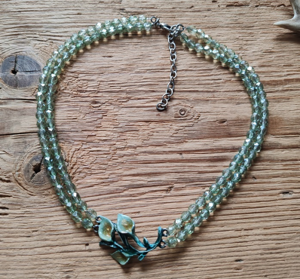 1 hübsches Collier von Alpenwahn, hellgrün