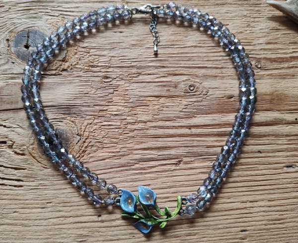 1 hübsches Collier von Alpenwahn, graublau