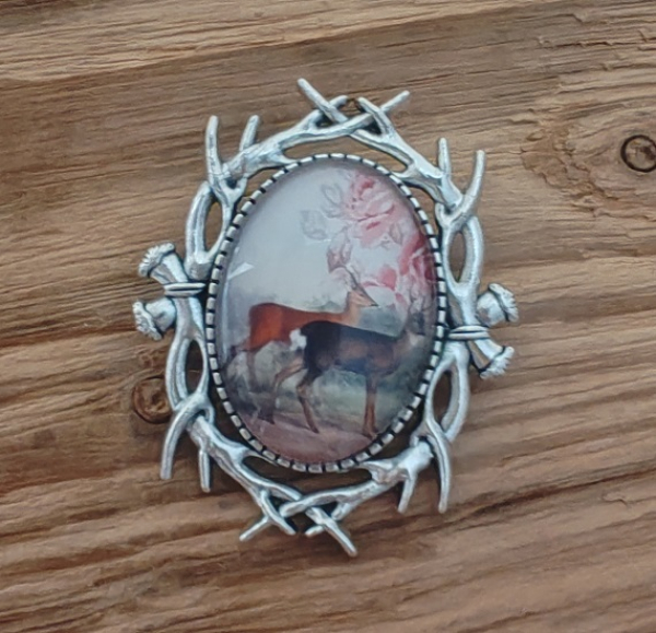 1 ovale Trachtenbrosche, "Rehe", silberfarben