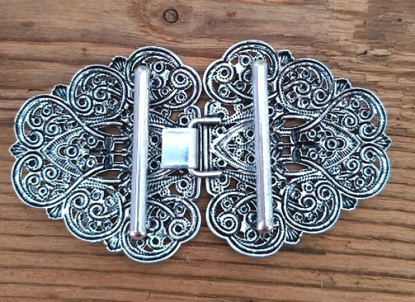 1 Schließe, Dirndlschließe, Schürzenschließe, antik-silberfarben, ca. 9 x 5,2 cm, Steg ca. 3,5 cm