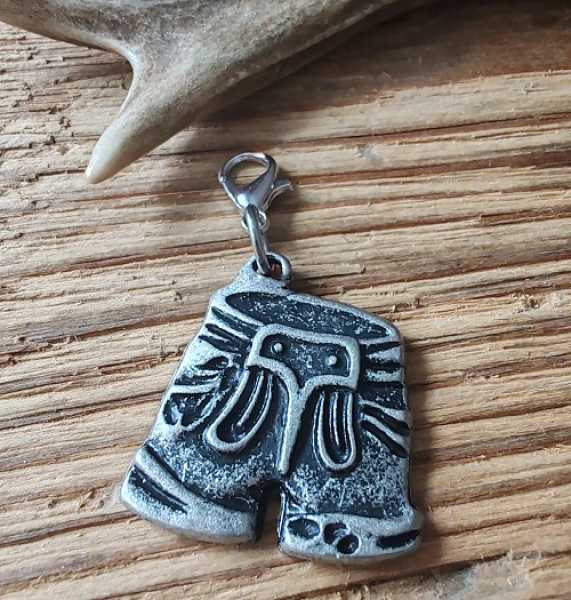 1 Anhänger Lederhose, antik-silberfarben