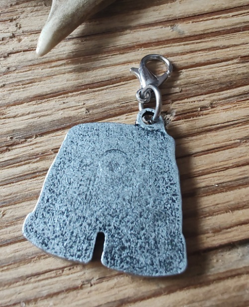 1 Anhänger Lederhose, antik-silberfarben