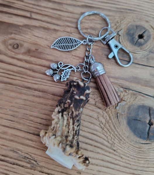 1 Schlüssel-/Taschenanhänger mit Echthorn