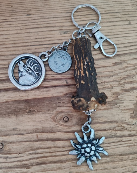 1 Schlüssel-/Taschenanhänger mit Echthorn