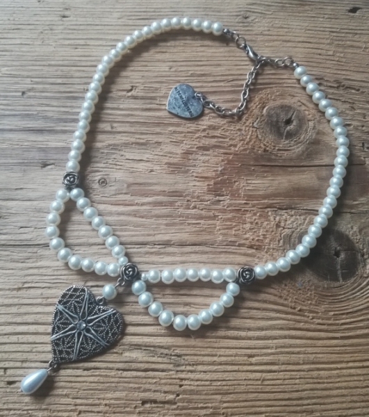 1 Perlenkette "Lara" von Alpenflüstern, creme-weiß