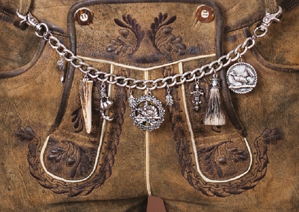 1 Lederhosen-Charivari "Louis" von Alpenflüstern, altsilberfarben
