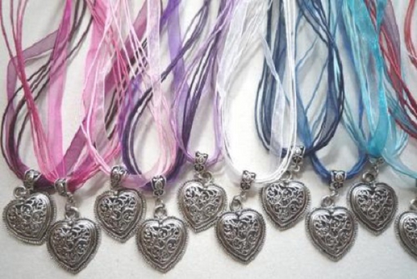 10 Herzketten an Organzaband, bunte Sortierung