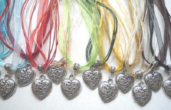 10 Herzketten an Organzaband, bunte Sortierung