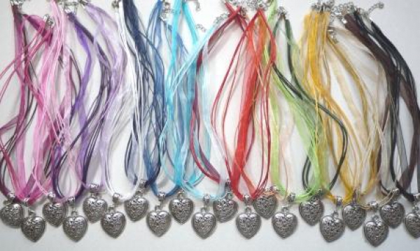 10 Herzketten an Organzaband, bunte Sortierung