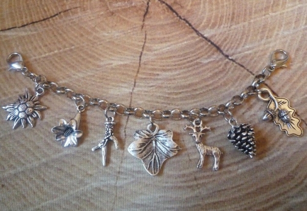 1 Charivari mit 7 Anhängern, antik-silberfarben, 16 cm