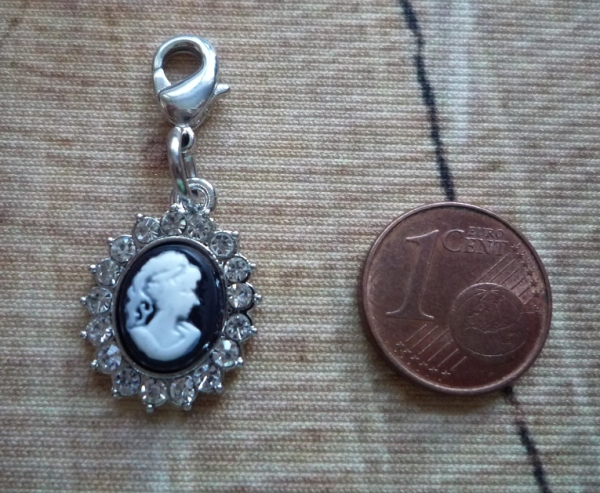 1 Trachtencharm, Kamee mit Glitzersteinchen, 3,2 cm
