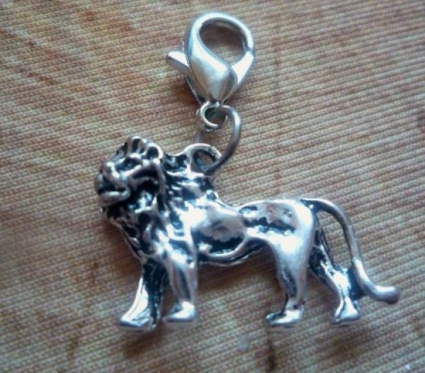 1 Anhänger Löwe, antik-silberfarben