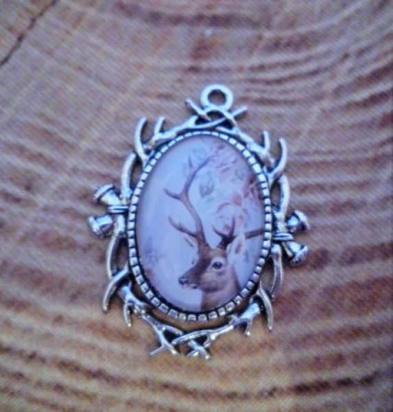 1 ovaler Trachtenanhänger, Hirsch, 4,1 cm