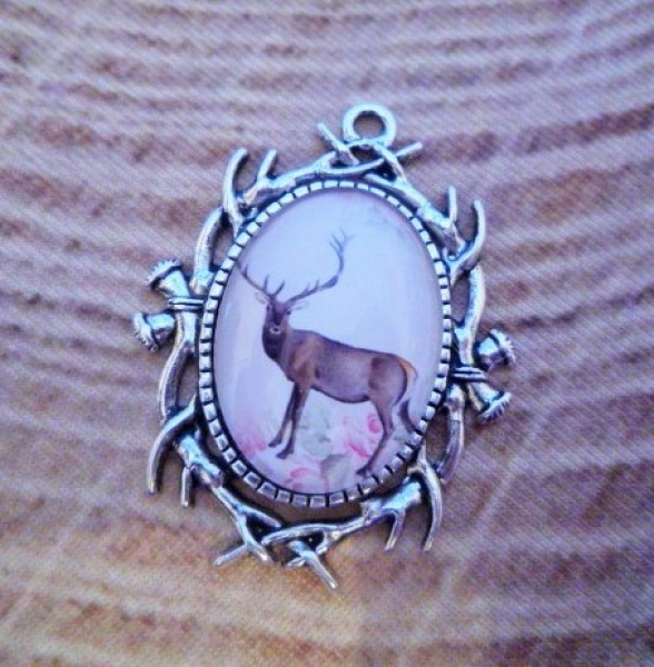 1 ovaler Trachtenanhänger, Hirsch, 4,1 cm