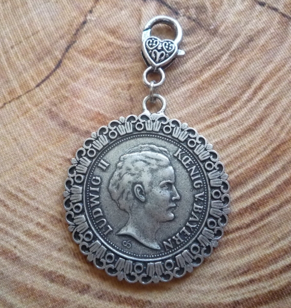 1 großer Charivari-Anhänger "Kini", antik-siberfarben