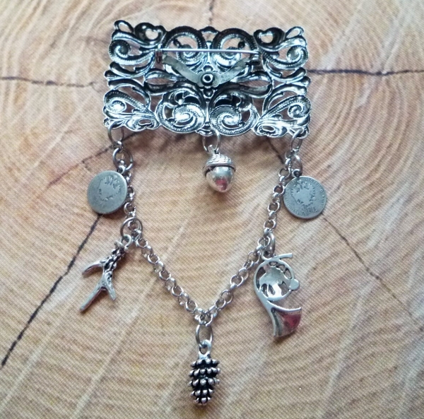 1 Charivari- Brosche / Schürzenstecker "Paar"