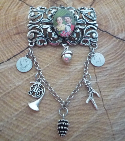 1 Charivari- Brosche / Schürzenstecker "Paar"