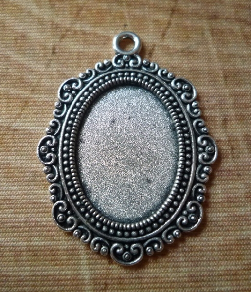 3 ovale Fassungen für 25 x 18 mm Cabochons, antik-silberfarben