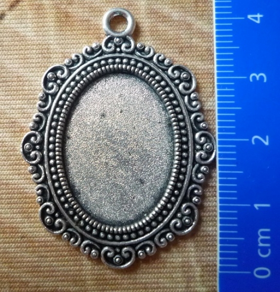 3 ovale Fassungen für 25 x 18 mm Cabochons, antik-silberfarben