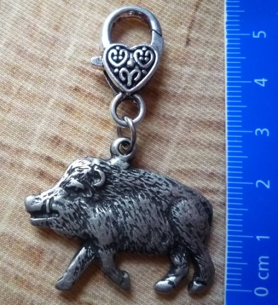 1 großer Anhänger Wildsau, antik-silberfarben