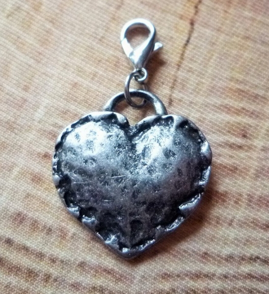1 Charivarianhänger Herz, antik-silberfarben, ca. 4,6 cm