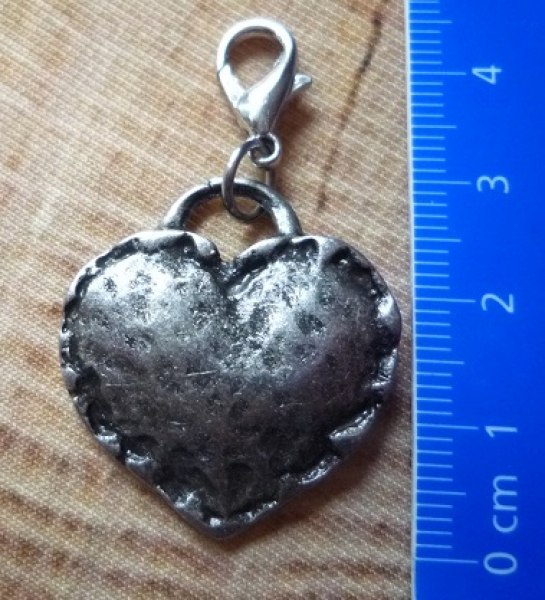 1 Charivarianhänger Herz, antik-silberfarben, ca. 4,6 cm