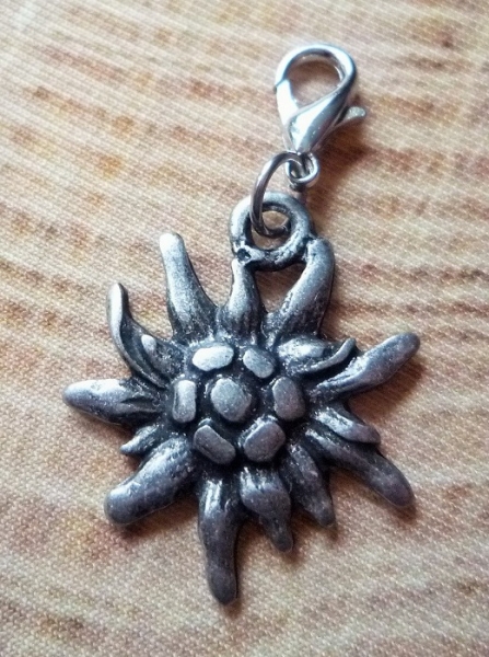 1 Charivarianhänger Edelweiß, antik-silberfarben, ca. 4,8 cm
