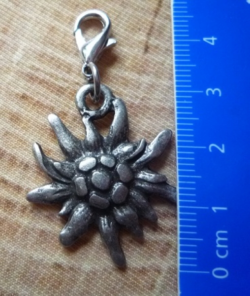 1 Charivarianhänger Edelweiß, antik-silberfarben, ca. 4,8 cm