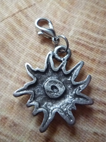 1 Charivarianhänger Edelweiß, antik-silberfarben, ca. 4,8 cm