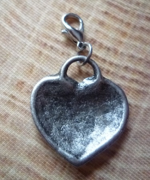 1 Charivarianhänger Herz, antik-silberfarben, ca. 4,6 cm
