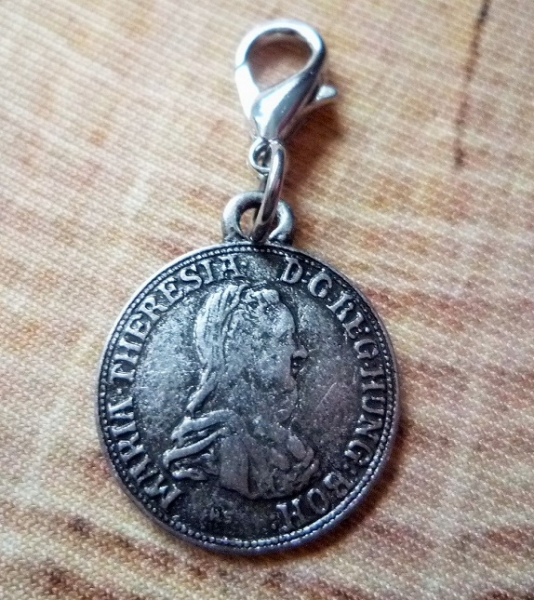 1 Charivarianhänger Maria Theresia, antik-silberfarben, ca. 2 cm