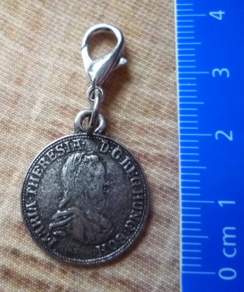 1 Charivarianhänger Maria Theresia, antik-silberfarben, ca. 2 cm