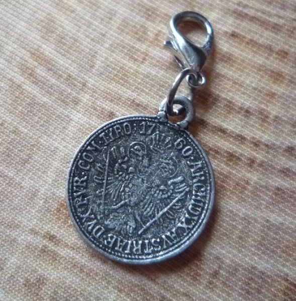 1 Charivarianhänger Maria Theresia, antik-silberfarben, ca. 2 cm