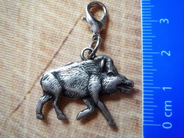 1 Anhänger Wildsau, antik-silberfarben