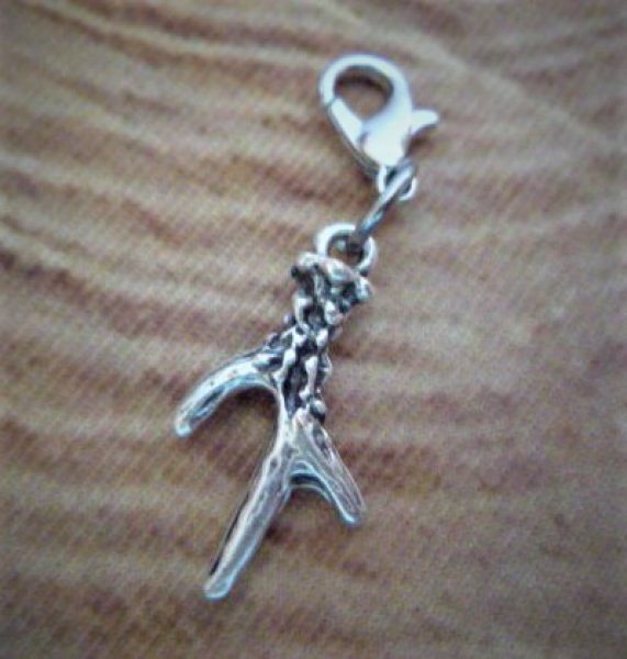 1 Anhänger kleines Geweih, antik-silberfarben, ca. 3,8 cm