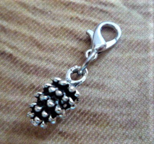 1 Charm-Anhänger Zapfen, 2,5 cm, antik-silberfarben