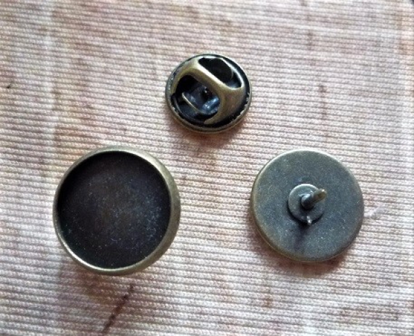 5 Broschenfassungen /Pins für 12 mm Cabochons, bronzefarben
