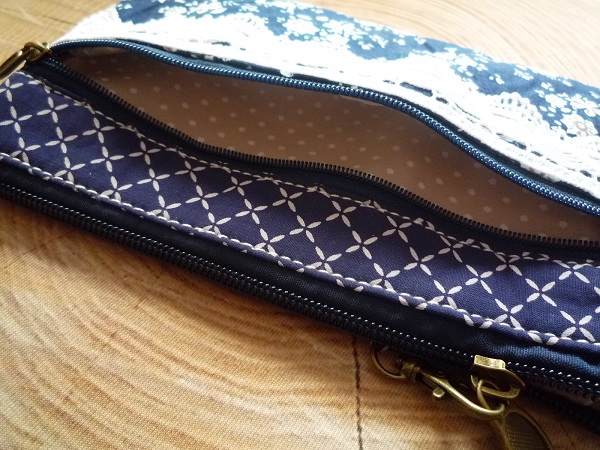 1 hübsche Kosmetiktasche / Dirndltäschchen mit Spitze, blau