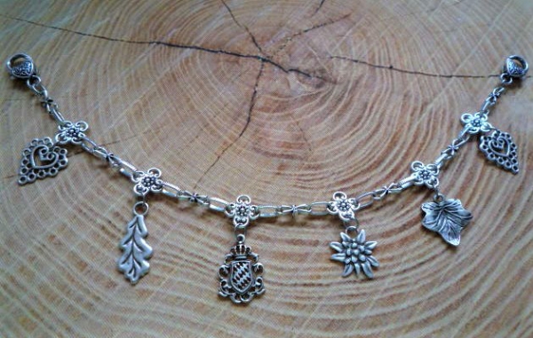 1 Charivari mit 6 Anhängern, antik-silberfarben, ca. 33 cm