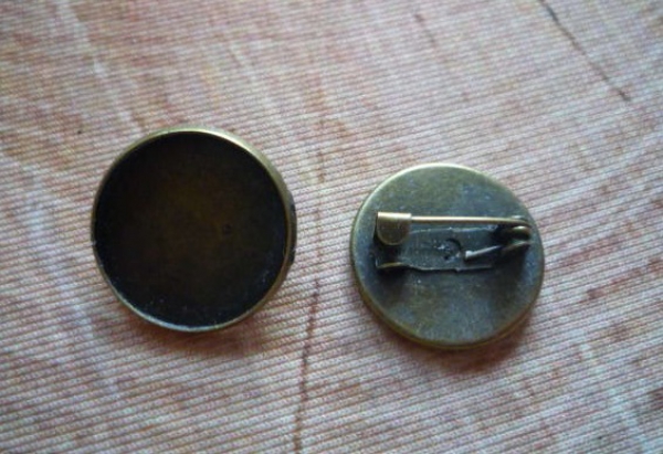 10 Broschenfassungen für 18 mm Cabochons, antik-bronzefarben - 2. Wahl !!
