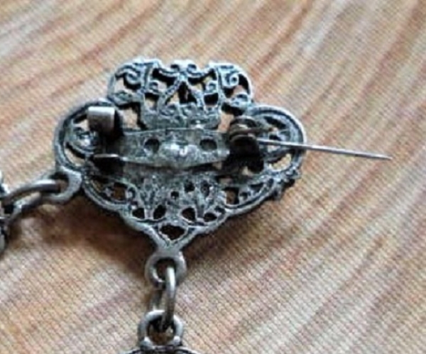 1 dekoratives zweireihiges Steck-Charivari mit 9 antik-silberfarbenen Anhängern, ca. 20 cm