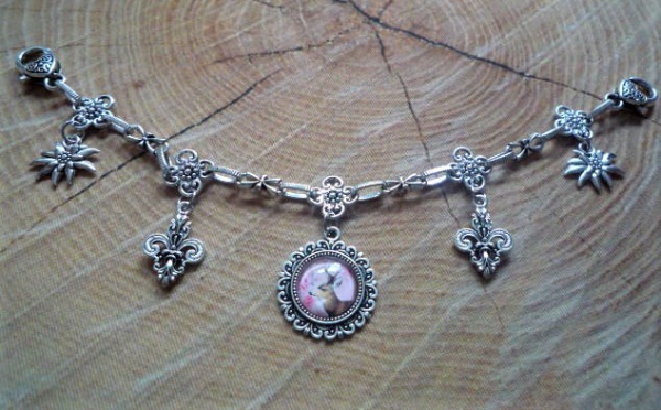 1 Charivari "Hirsch", antik-silberfarben, ca. 24 cm