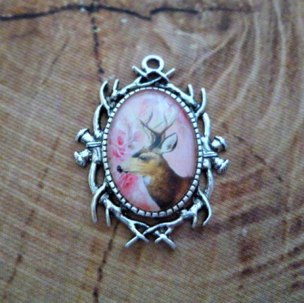 1 ovaler Trachtenanhänger, Hirsch, 4,1 cm