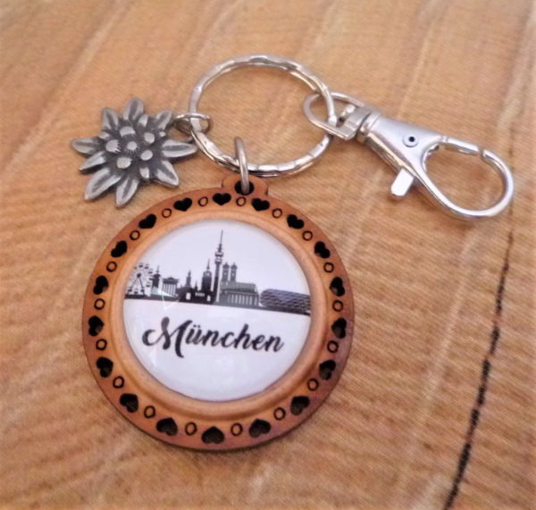 1 Schlüsselanhänger "München" mit Edelweissanhänger