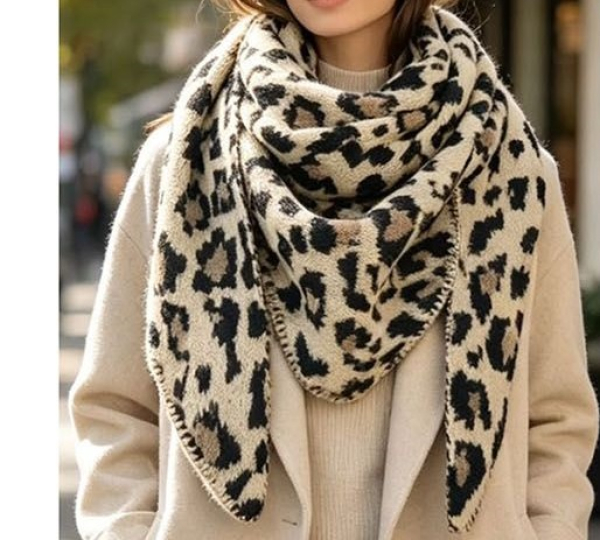 1 flauschiger großer Dreieckschal, Leoprint, beige
