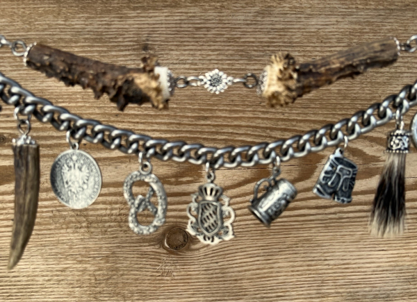 1 Lederhosen-Charivari, zweireihig, Unikat, 11 Anhänger, antik-silberfarben, ca. 33 cm