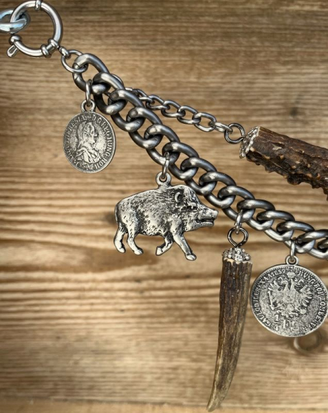 1 Lederhosen-Charivari, zweireihig, Unikat, 11 Anhänger, antik-silberfarben, ca. 33 cm