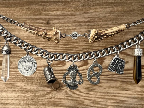 1 Lederhosen-Charivari, zweireihig, Unikat, 11 Anhänger, antik-silberfarben, ca. 33 cm