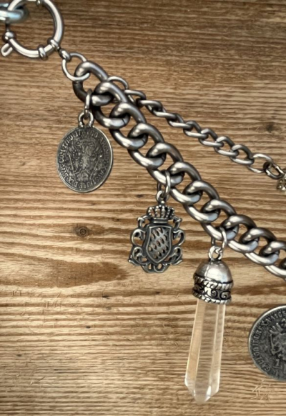 1 Lederhosen-Charivari, zweireihig, Unikat, 11 Anhänger, antik-silberfarben, ca. 33 cm