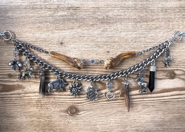 1 Lederhosen-Charivari, zweireihig, 11 Anhänger, antik-silberfarben, ca. 33 cm